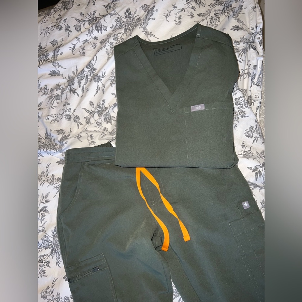 FIGS olive XS set